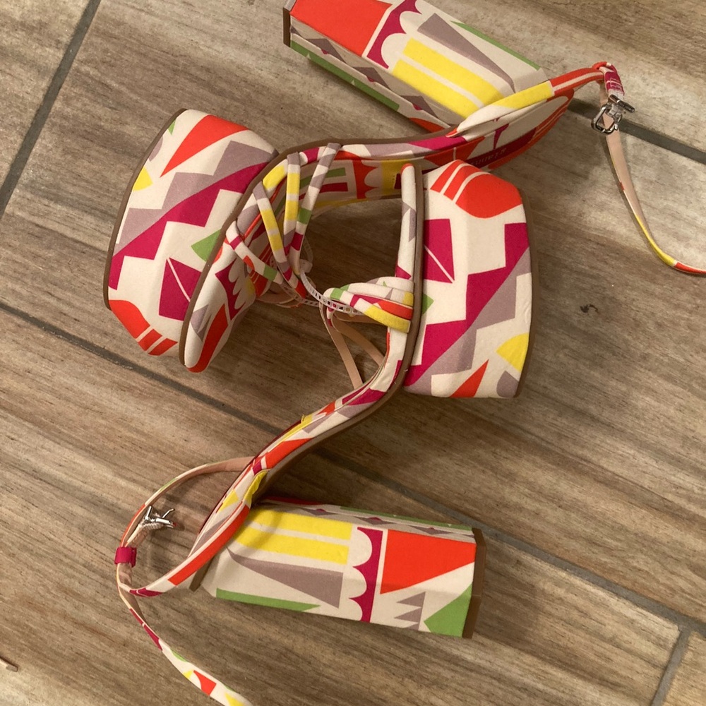 Gianni Bini
Parrish Geo Print Strappy Platform
Sandals - Picture 2 of 3